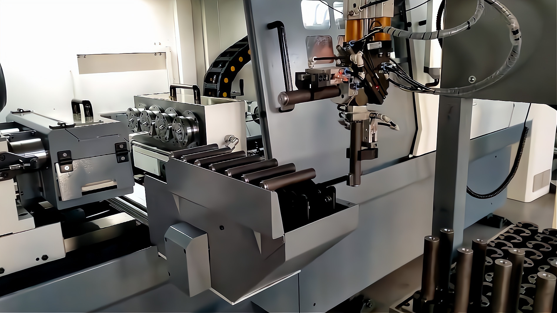 ZK2115×4B/500A 深孔鉆床配置桁架機(jī)械手，加工手槍槍管單機(jī)自動化